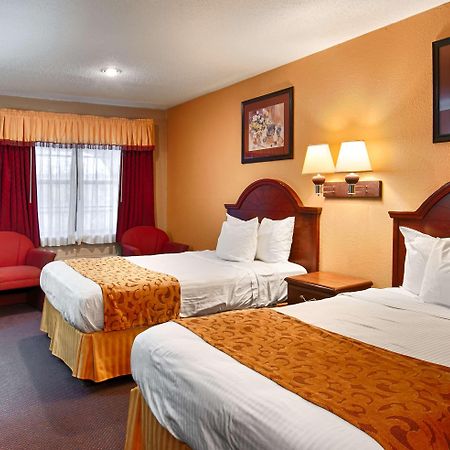 Best Western Delhi Inn Екстер'єр фото