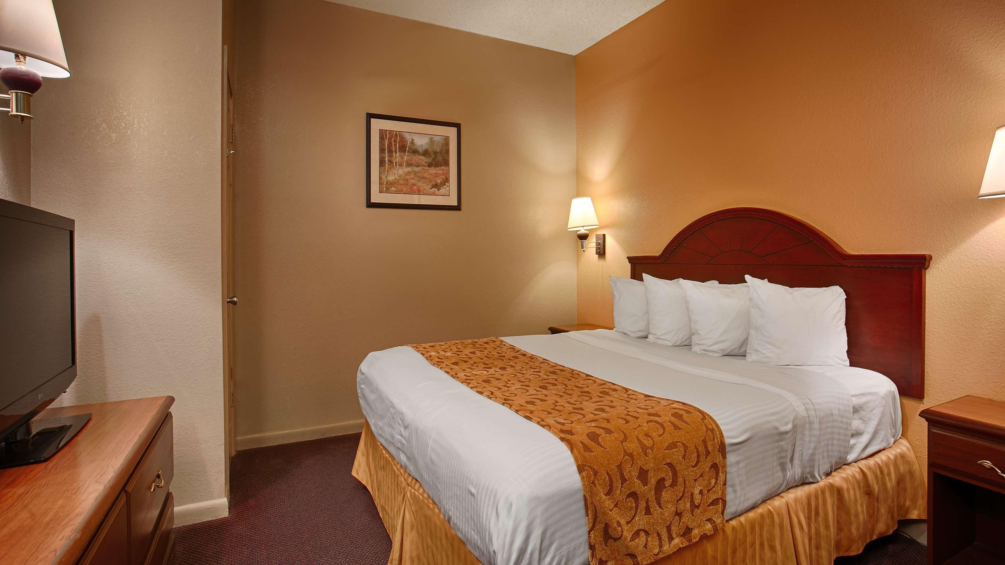 Best Western Delhi Inn Екстер'єр фото