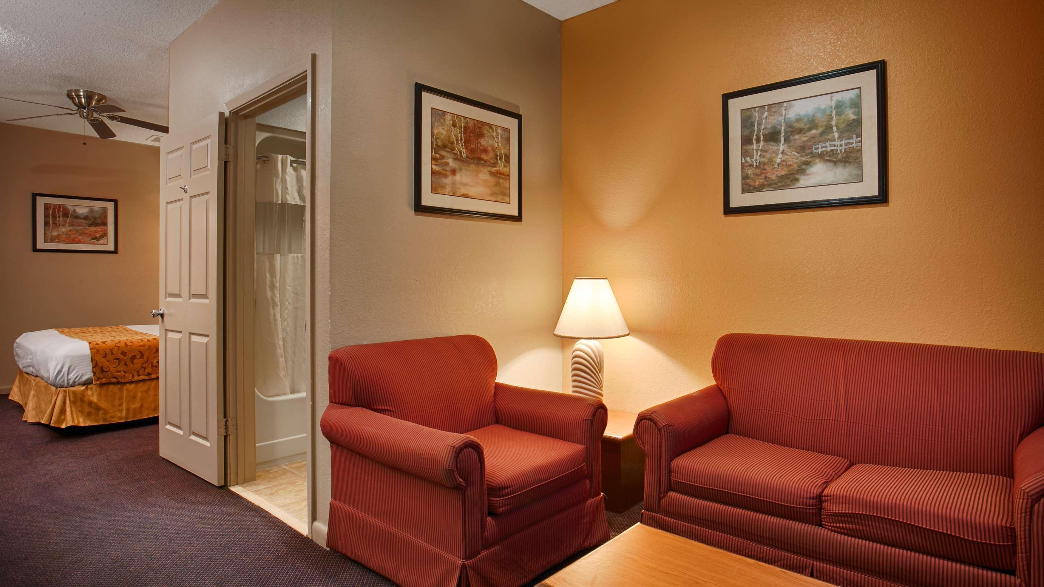Best Western Delhi Inn Екстер'єр фото