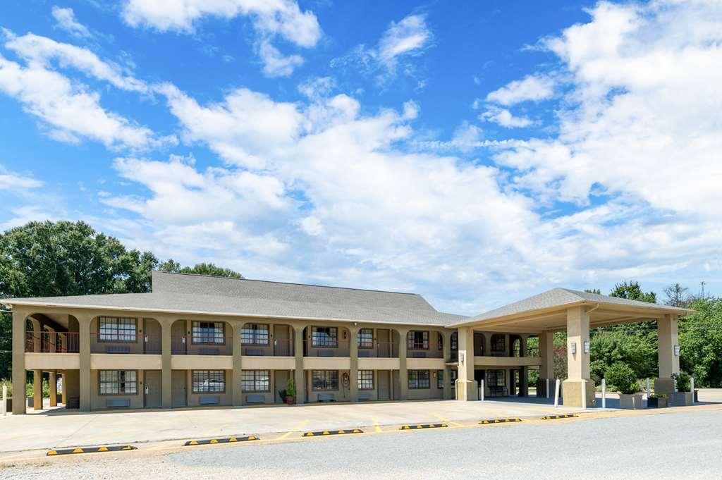 Best Western Delhi Inn Екстер'єр фото