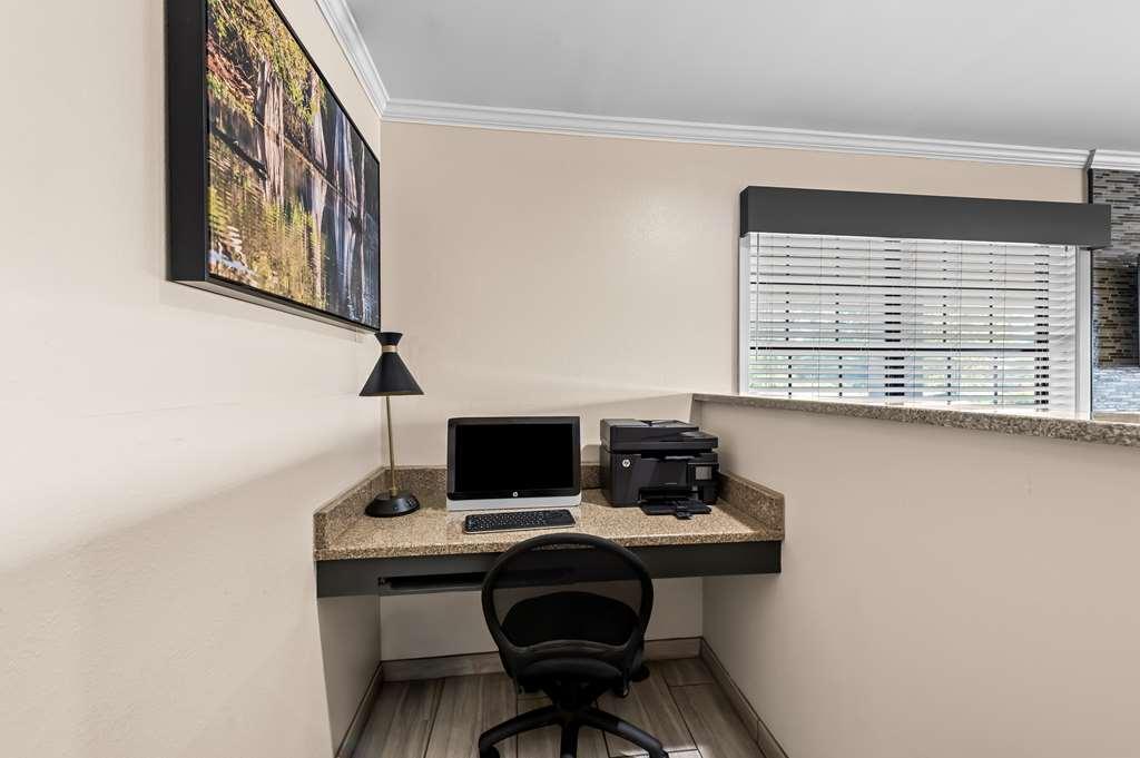 Best Western Delhi Inn Зручності фото